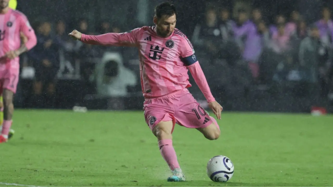 Leo Messi joins Cristiano Ronaldo in the 900 goals club